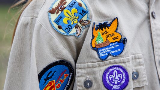 Zelten, singen, Feuer machen