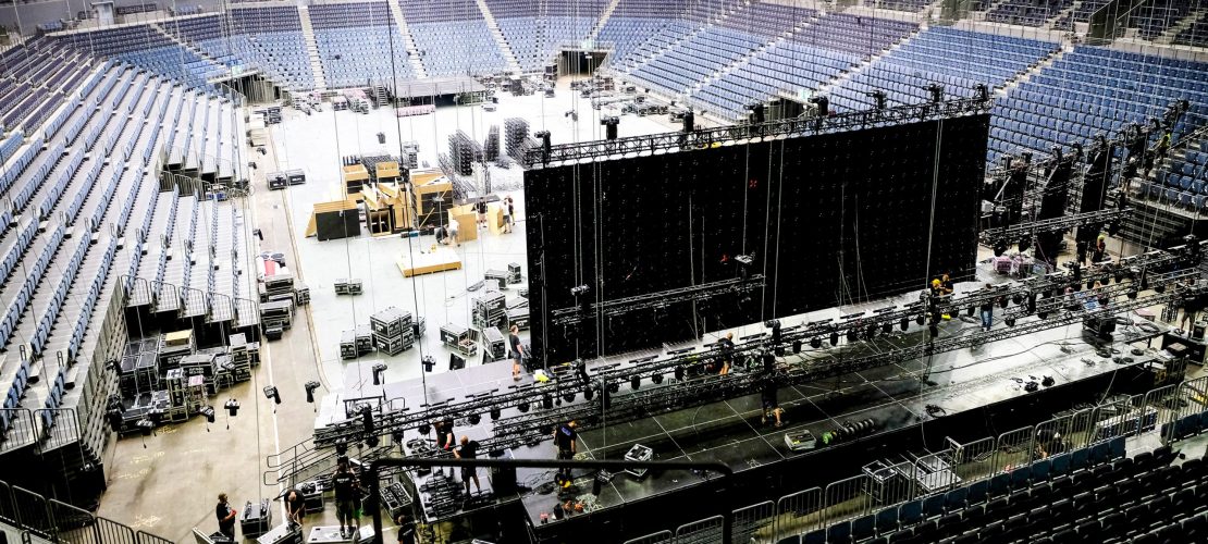 In sechs Stunden vom Popkonzert zum Eishockey-Feld