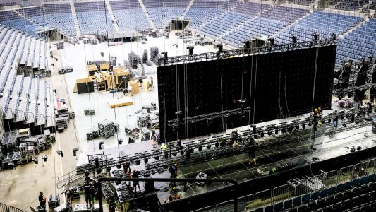 In sechs Stunden vom Popkonzert zum Eishockey-Feld