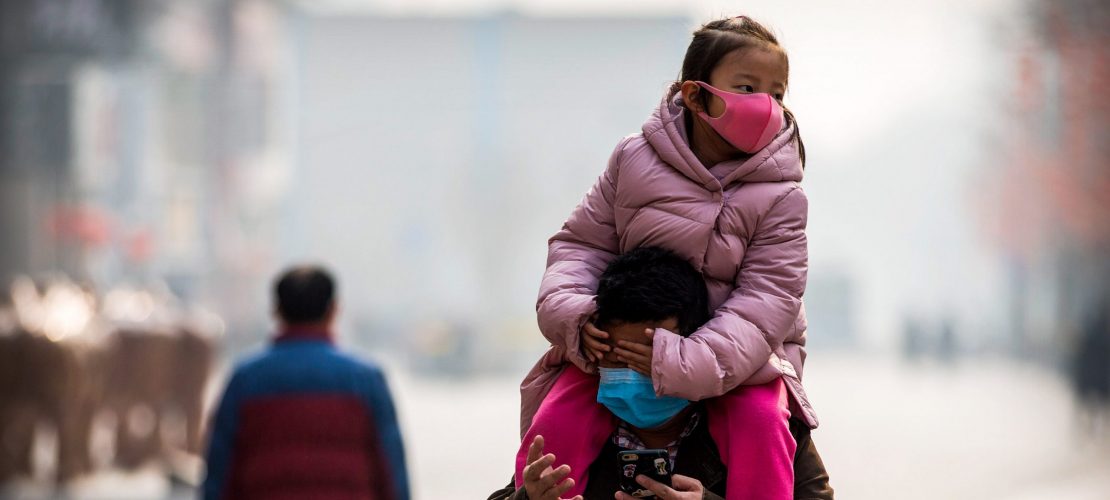 Mit Mundschutz durch China