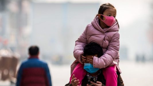 Mit Mundschutz durch China