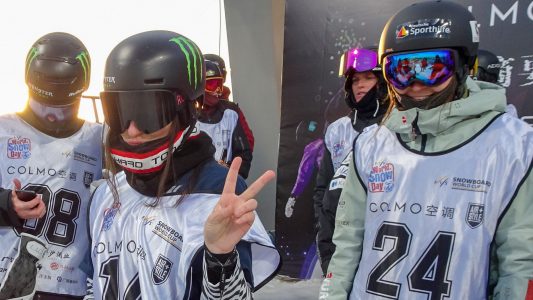 Rückwärtssalto und Drehung in der Luft