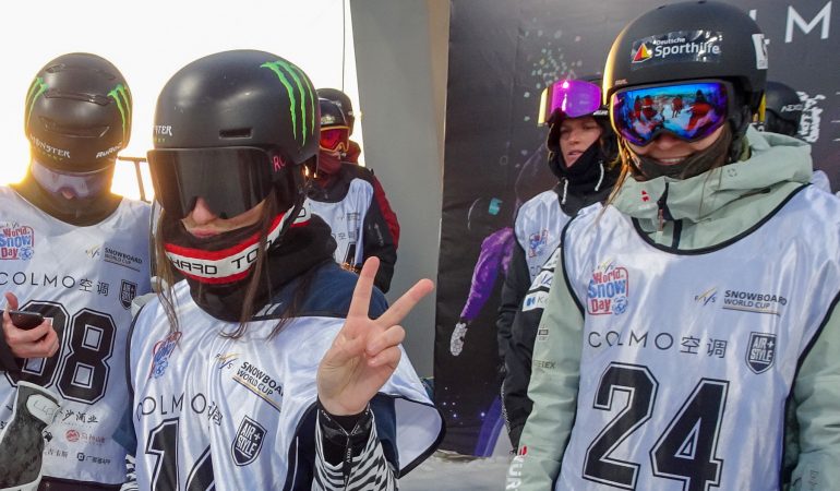 Rückwärtssalto und Drehung in der Luft