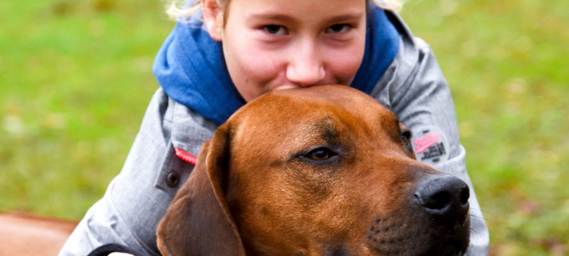 So gehen Kinder richtig und gut mit Hunden um