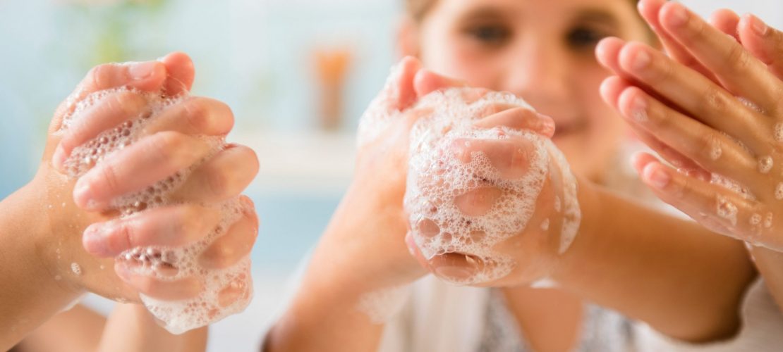 Mit warmem Wasser und Seife