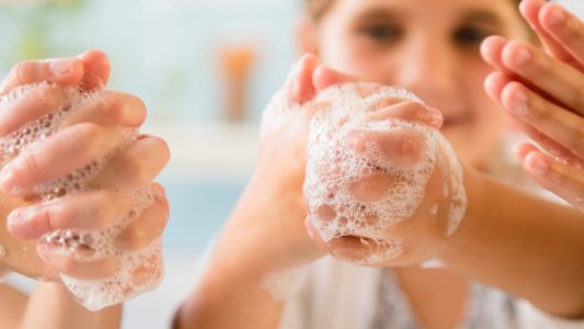 Mit warmem Wasser und Seife