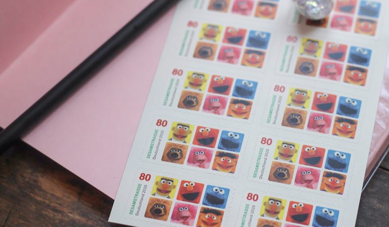 Postkarten und Briefmarken