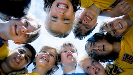 Zwei Fremde werden Freunde