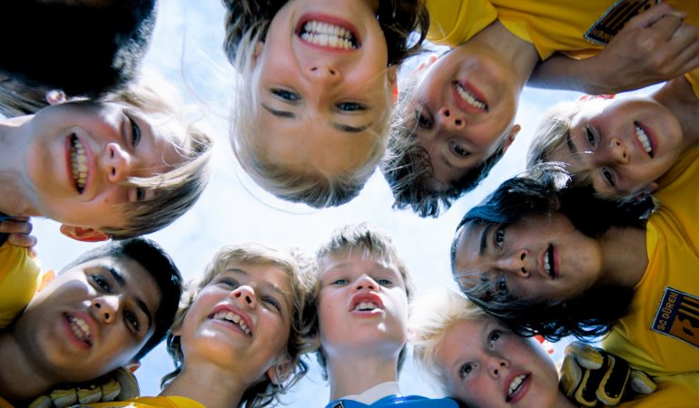 Zwei Fremde werden Freunde