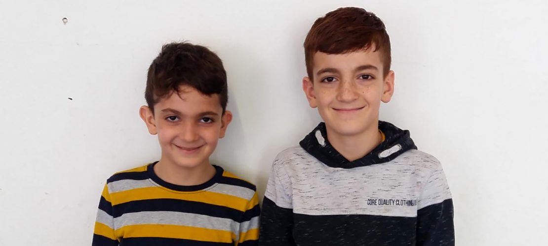 Der große Bruder hilft bei Mathe