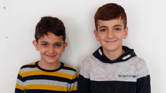 Der große Bruder hilft bei Mathe