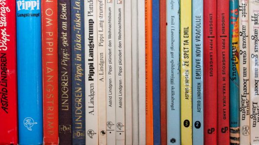 Ein Haus, ein Äffchen und ein Pferd