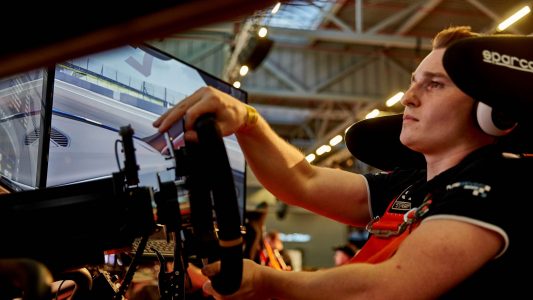 Rennfahrer am Computer