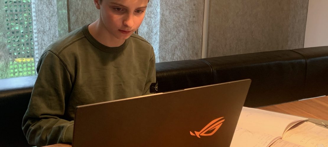 Durch den Laptop zur Schule