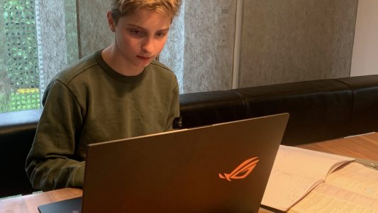 Durch den Laptop zur Schule