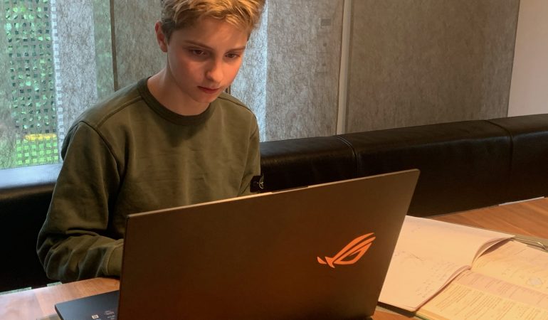 Durch den Laptop zur Schule