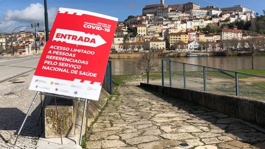 Fieber messen beim Einkaufen