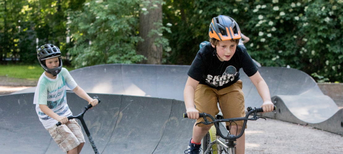 Über Wellen und durch Kurven fliegen