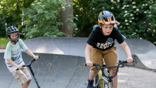 Über Wellen und durch Kurven fliegen