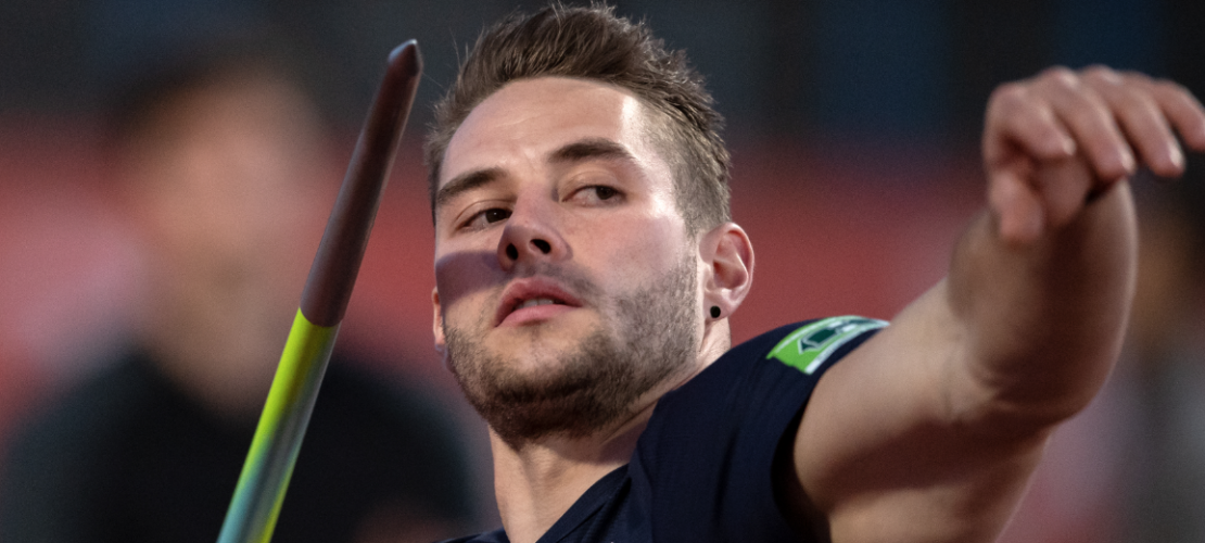 Üben mit Steinen und Tannenzapfen