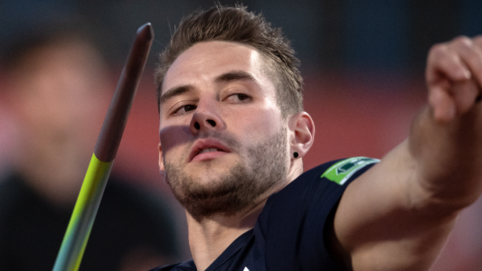 Üben mit Steinen und Tannenzapfen