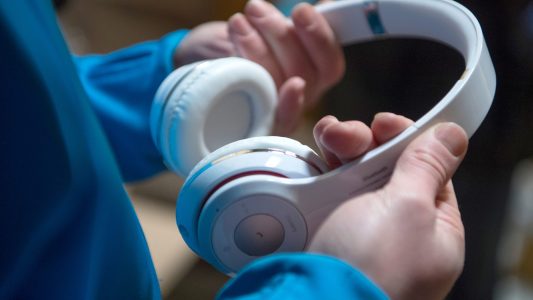 Augen zu, Ohren auf!