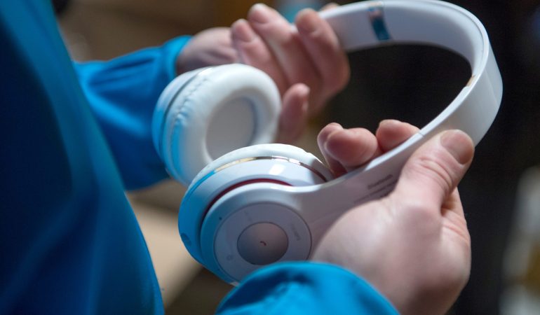 Augen zu, Ohren auf!