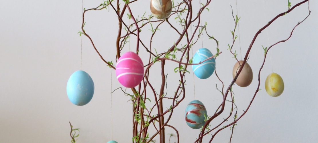 Ostereier mit Gummibändern und Blüten