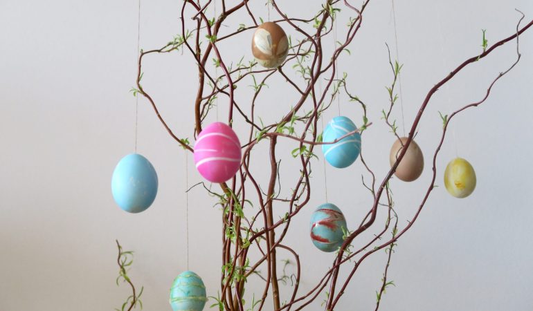 Ostereier mit Gummibändern und Blüten