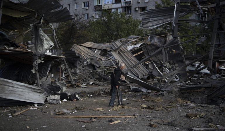 Raketen, Explosionen und wie sich Menschen davor verstecken