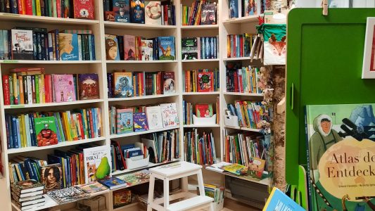 Karneval und Hunde fürs Schaufenster