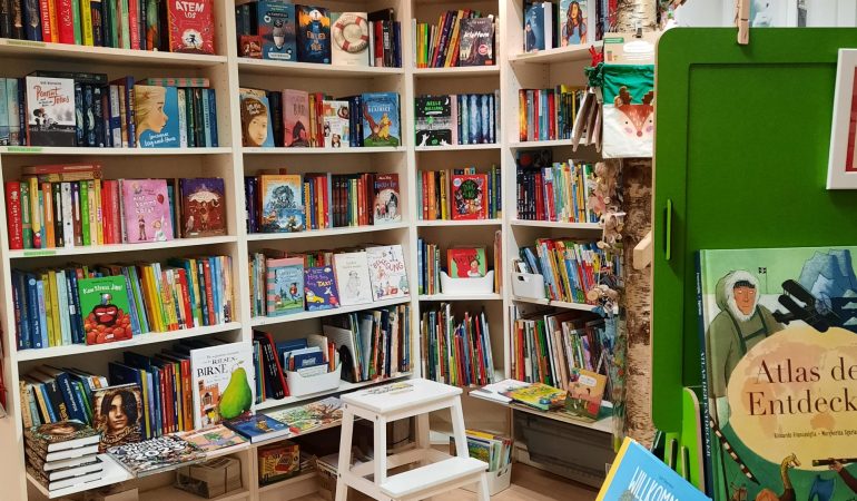 Karneval und Hunde fürs Schaufenster