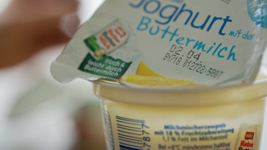 Ist es schädlich, den Joghurtdeckel abzulecken?