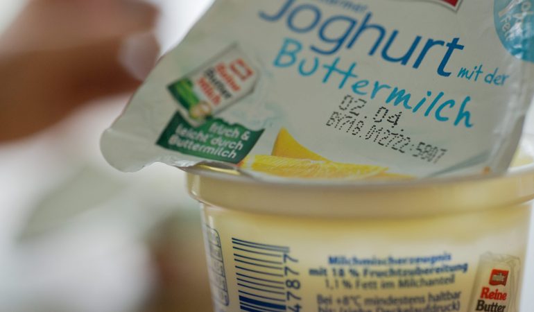 Ist es schädlich, den Joghurtdeckel abzulecken?