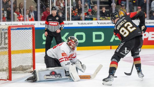 Gegen 100-Kilo-Gegner auf dem Eis spielen