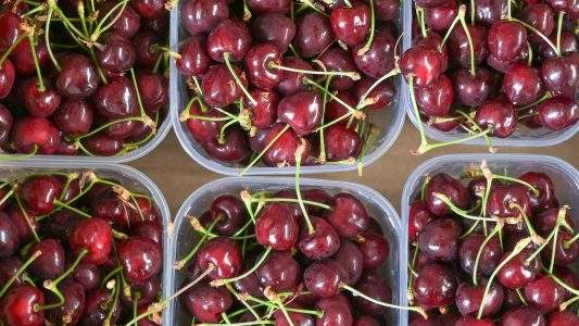 Bekommt man von Kirschen und Wasser zusammen wirklich Bauchweh?