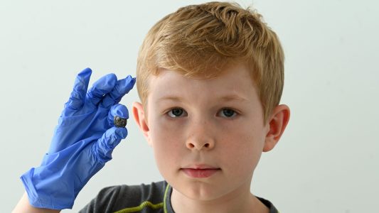 Beim Spielen eine uralte Münze ausgebuddelt