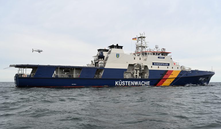 Luftverschmutzer auf dem Meer suchen