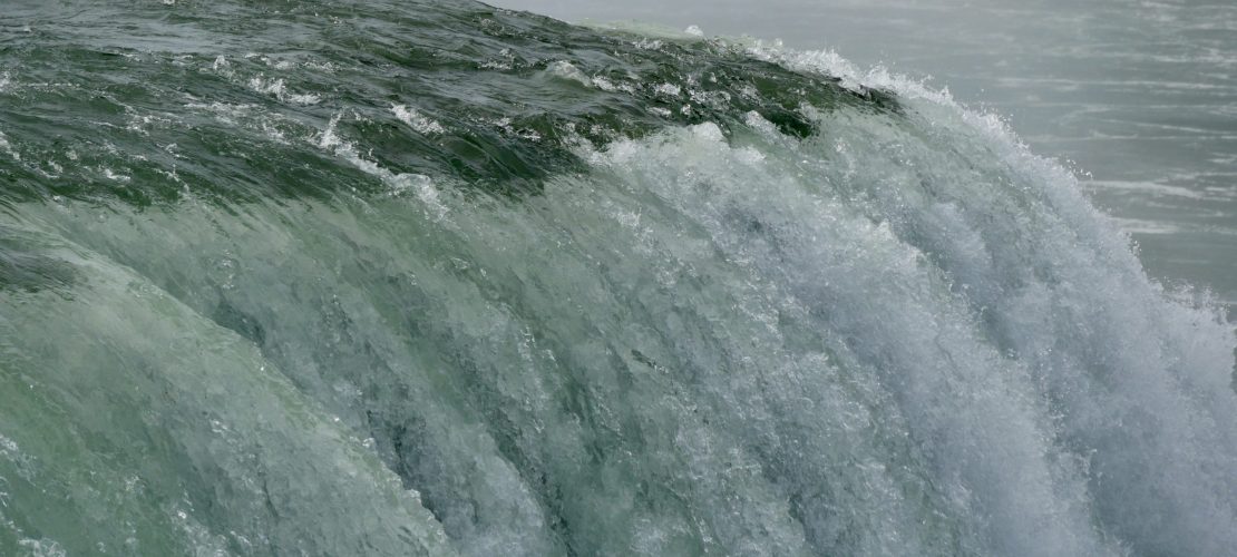 Donnernde Wassermassen und bunte Regenbögen
