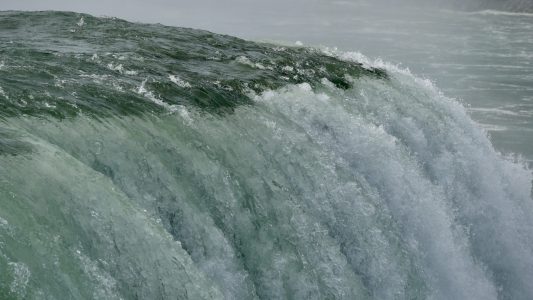 Donnernde Wassermassen und bunte Regenbögen