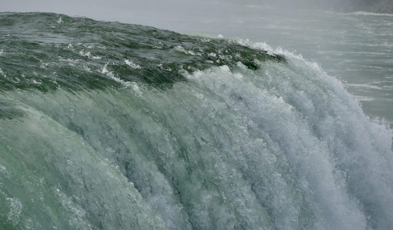 Donnernde Wassermassen und bunte Regenbögen