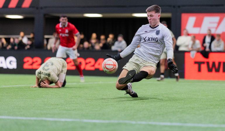 Fußball spielen mit den Käfigtigern