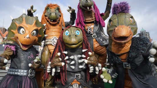 Grüne Schuppen und lange Schwänze auf der Bühne