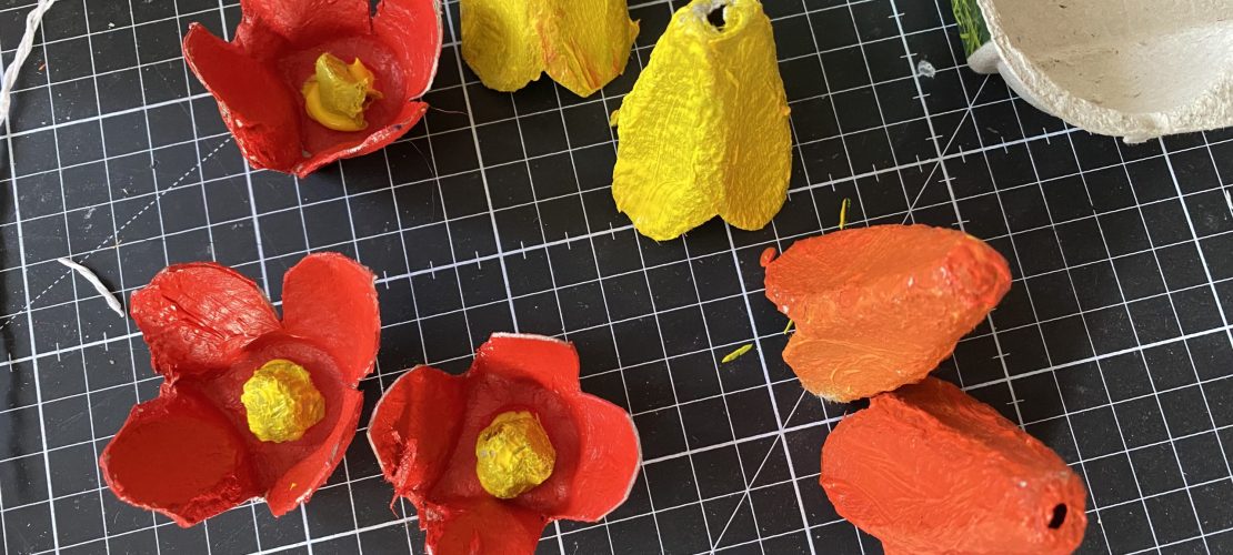 Blumen basteln aus Eierkartons