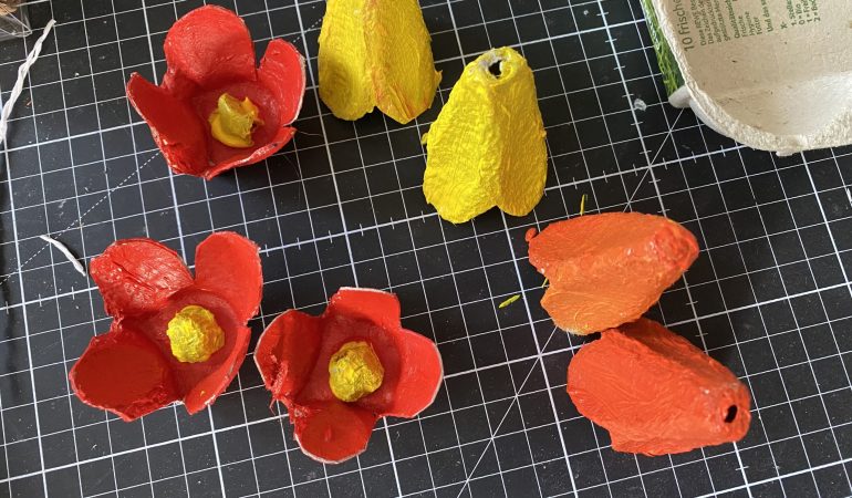 Blumen basteln aus Eierkartons