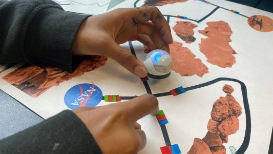 Mit kleinen Robotern programmieren lernen