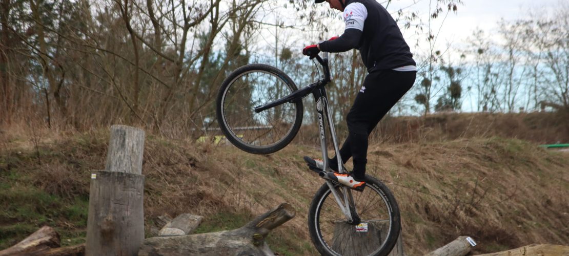 Mit einem Fahrrad herumklettern