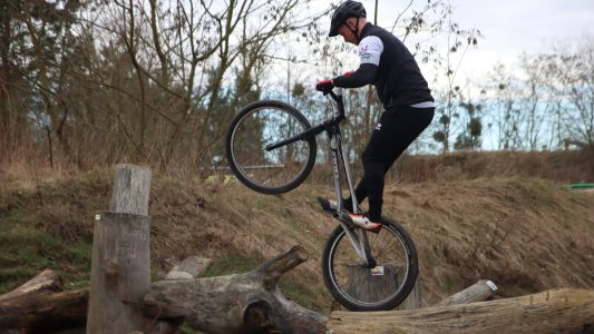 Mit einem Fahrrad herumklettern