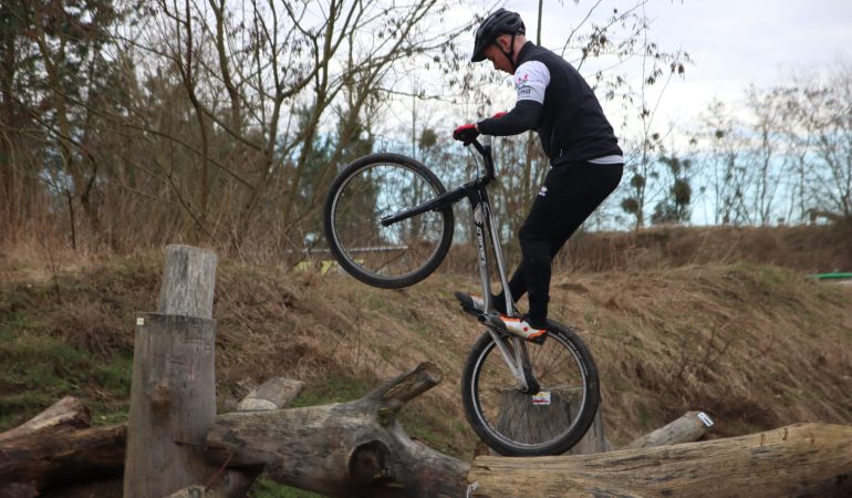 Mit einem Fahrrad herumklettern