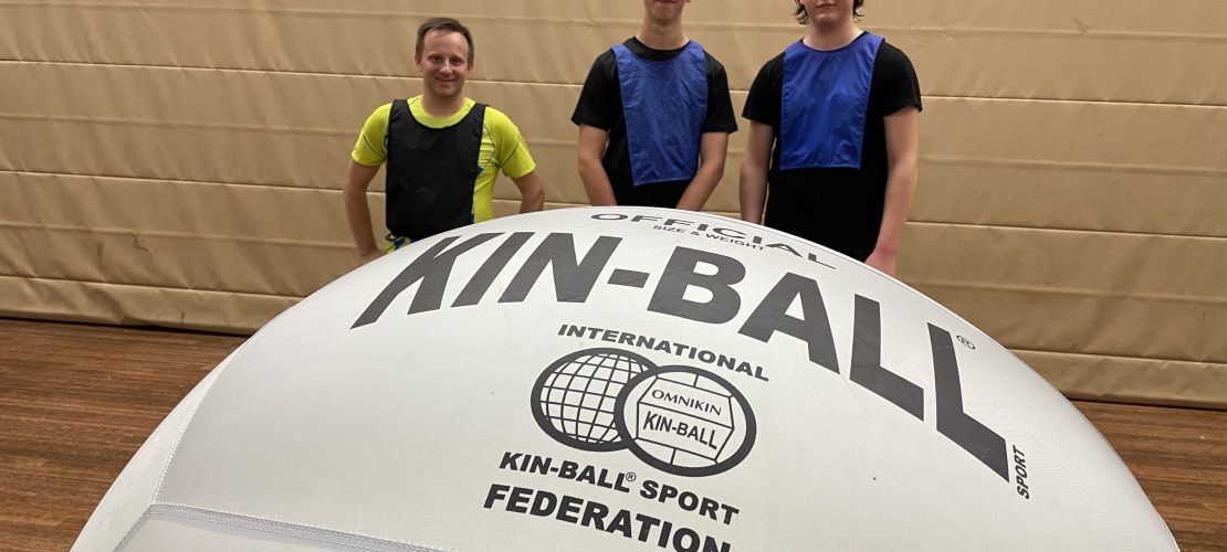 Louis schmettert den Riesenball